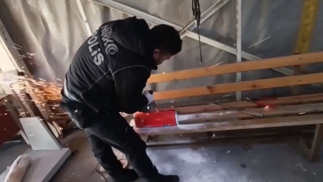 Ağrı'da otobüsteki yangın tüplerinin içinde 8 kilogram uyuşturucu ele geçirildi