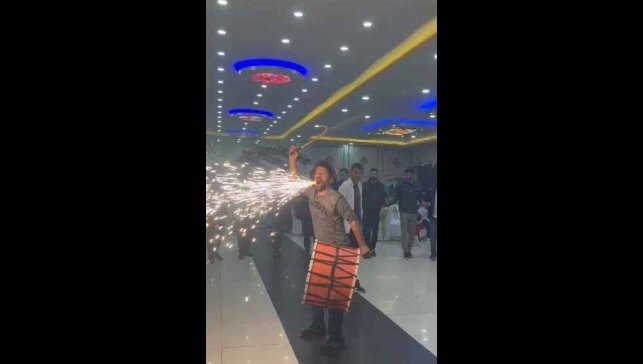 Elazığ'da davulcu, figürleri ile düğünlere renk katıyor