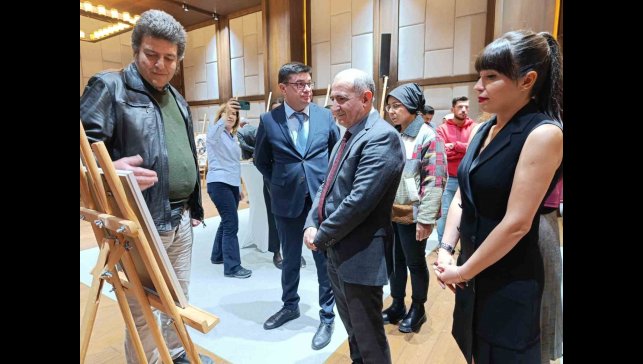 Kars'ta "100+2 şehirler arası karma sergi" sanatseverlerle buluştu