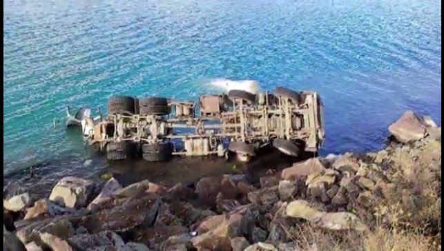 Elazığ'da beton mikseri göle uçtu: 1 yaralı