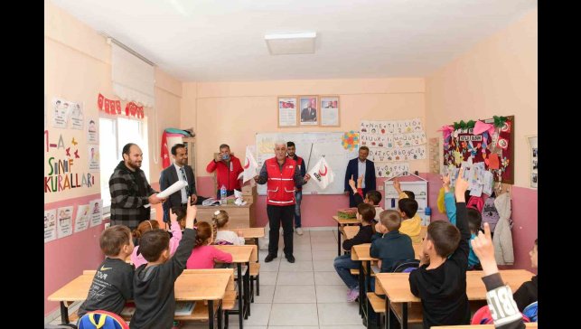 Kızılay'dan Çatak'taki öğrencilere anlamlı destek