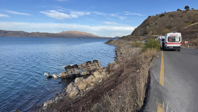 Elazığ'da göle devrilen beton mikserinin sürücüsü yaralandı