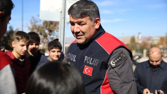 Erzurum Emniyet Müdürü Karaburun, öğretmenlere okul çevresindeki tedbirleri anlattı