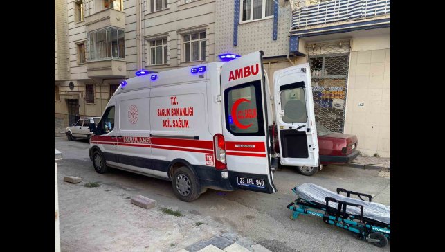 Elazığ'da kendi boğazını kesen kadın ağır yaralandı