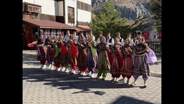 Eğin Halk Oyunları, gençlerle yeniden hayat buluyor