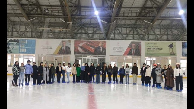 Hem okuyorlar hem buz pateni öğreniyorlar