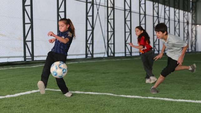 Hakkarili "sarı fırtına" lakaplı Gül Yıldız istedi, mezraya halı saha yapıldı