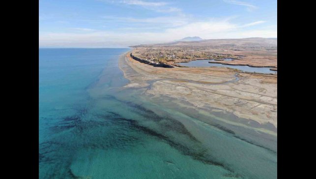 Renkli yazlardan sessiz çöl manzarasına: Van Gölü'nün 8 yıllık değişimi