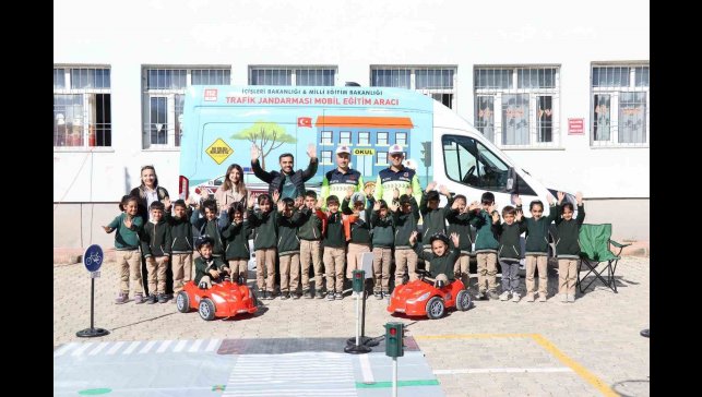 Çatak'ta öğrencilere uygulamalı trafik güvenliği eğitimi