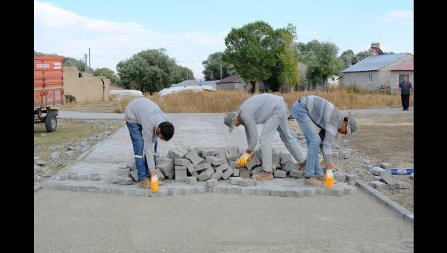 Ağrı'da köy yolları kilit parke taşıyla yenileniyor
