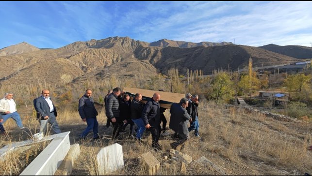 Erzurum'da katledilen kadın, gözyaşları ve dualarla uğurlandı