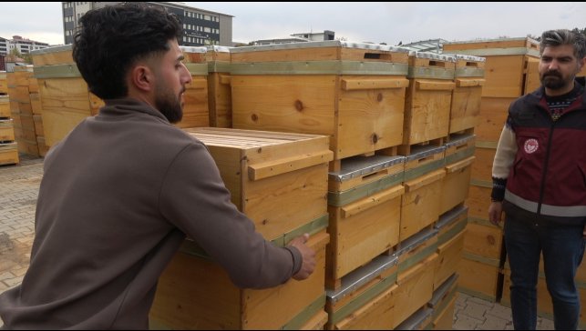 Doğunun en çok bal üretilen ikinci ili olan Bingöl'de arıcılara 435 organik kovan dağıtıldı