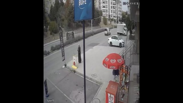 Elazığ'da aracın yan yattığı kaza kamerada