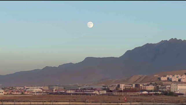 Van'da eş zamanlı güzellik: Ay doğarken güneş battı