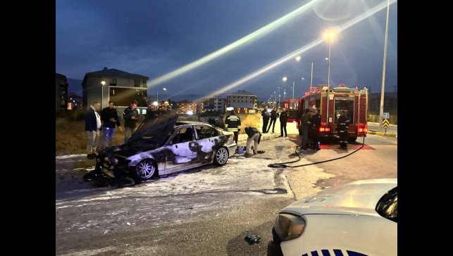 Erzincan'da seyir halindeki otomobil alev aldı: 2 kişi son anda kurtuldu
