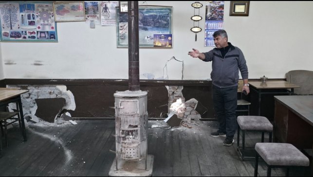 Erzincan'da yıkım faciasından dönüldü: Müşteriler çaylarını bırakıp canlarını kurtardı