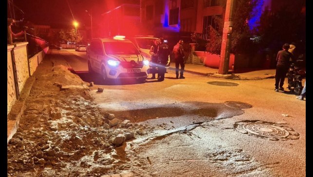 Yeni asfaltlanan bölümde göçük oluştu