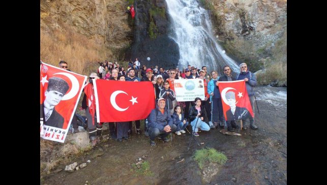Kars'ta 100 dağcı Susuz Şelalesi'ne yürüdü