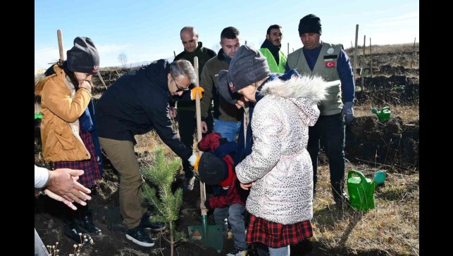 Ardahan'da öğrenciler fidan dikti