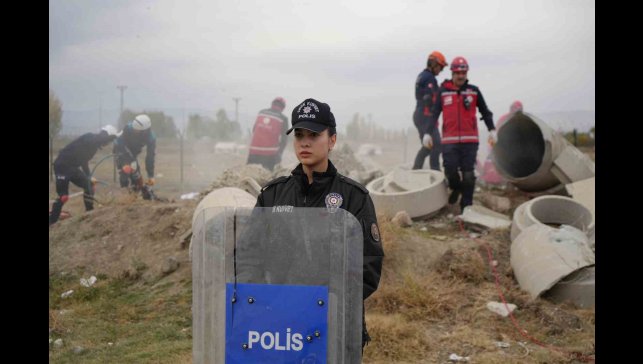 Erzincan'da 6,4 büyüklüğünde deprem tatbikatı gerçeğini aratmadı