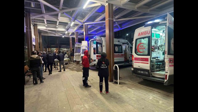 Malazgirt'te öğretmenleri taşıyan taksi takla attı: 7 yaralı