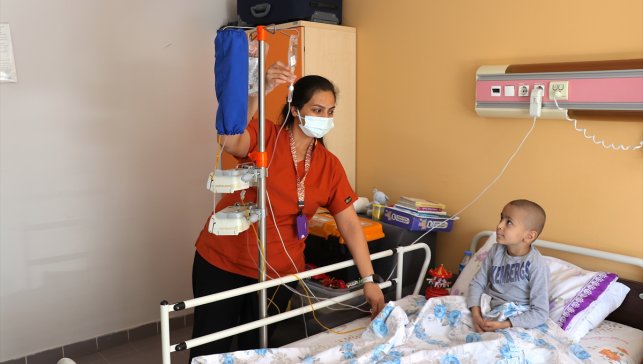 Minik Muhammed, lösemiyle mücadele ederken öğretmenlerinin desteğiyle derslerinden geri kalmıyor