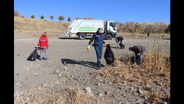 Hazar Gölü'nde temizlik çalışması