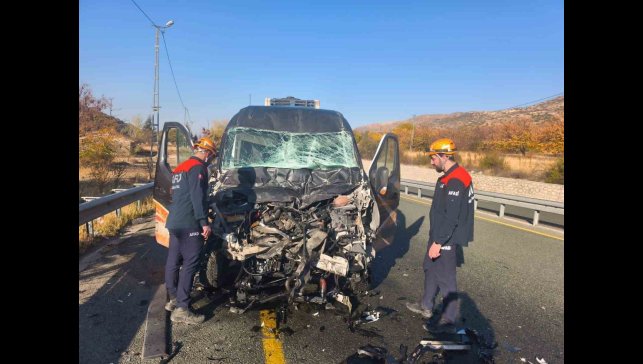 Elazığ'da minibüs ile kamyon çarpıştı: 1 yaralı