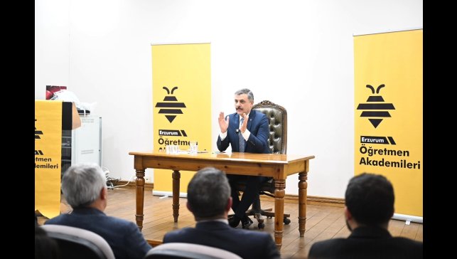 Vali Çiftçi deneyimlerini öğretmenlerle paylaştı