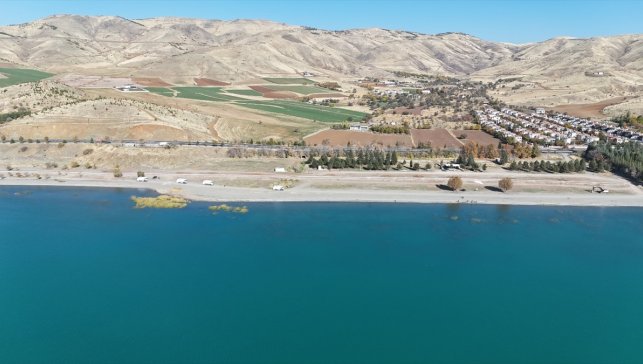 Hazar Gölü çevresinde 10 ton çöp toplandı