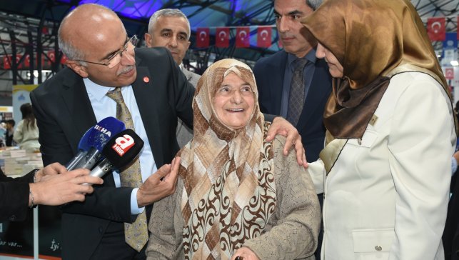 Malatya'da 88 yaşında okuma yazma öğrenen Emine Genç, kitap fuarının onur konuğu oldu