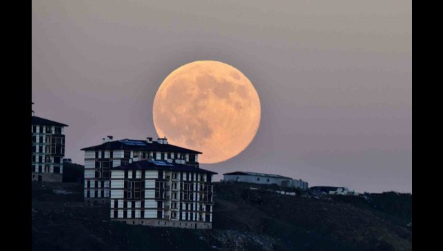 Ahlat'ta "Kunduz Süper Ay" görsel şölen oluşturdu