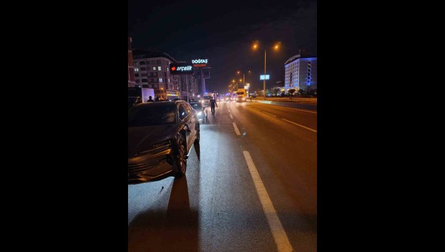 Yolun karşısına geçmeye çalışan 2 kadına otomobil çarptı: 1 ölü, 1 ağır yaralı