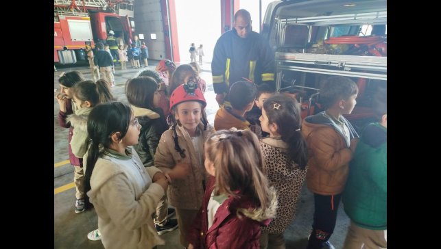 Minik öğrenciler itfaiyecilik mesleğini yerinde öğrendi