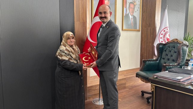 Doğanşehir Kaymakamı Sungur, 88 yaşında okuma yazma öğrenen Genç'i ağırladı