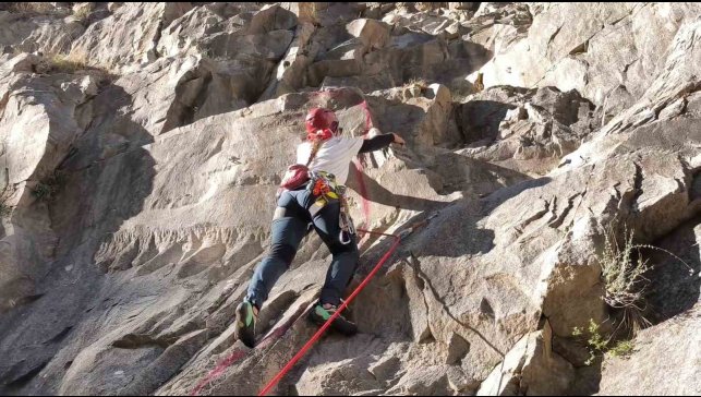 Gençlerden zorlu tırmanış eğitimi