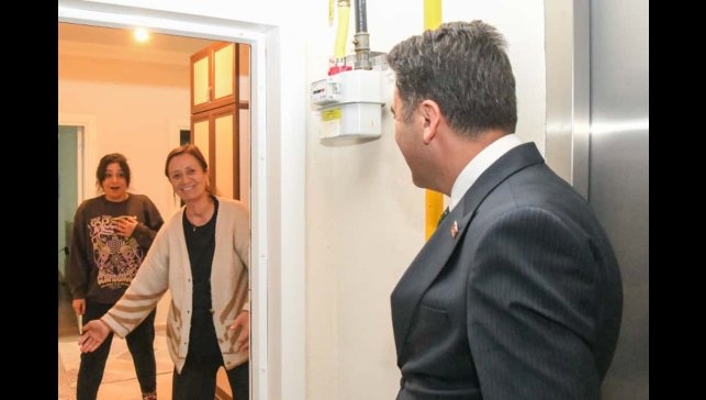 Valiyi sosyal medyadan davet etti, kapıda görünce büyük mutluluk yaşadı