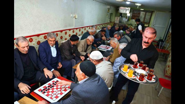 Bu çay ocağında yıllardır sadece dama oynanıyor