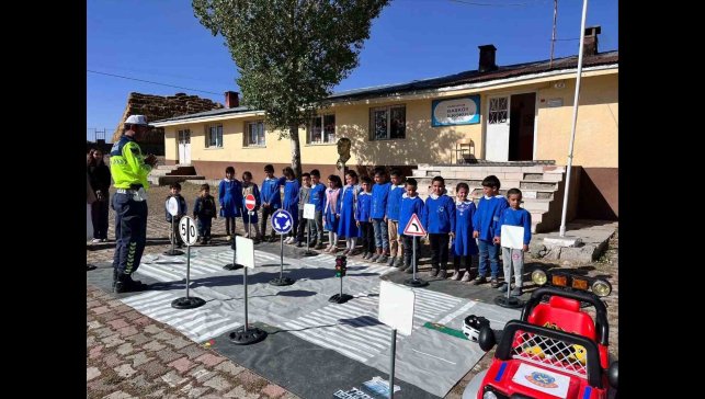 Kars'a jandarmadan öğrencilere yönelik trafik eğitimi