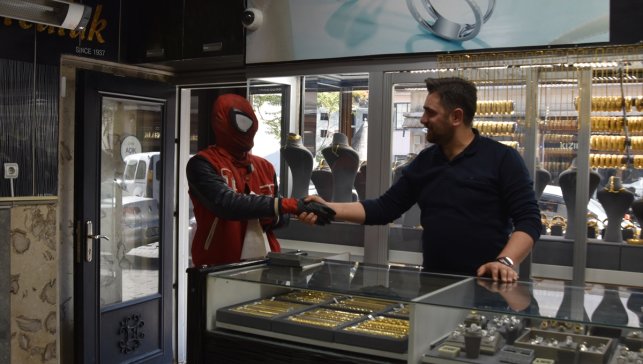 Türkiye'yi gezen "Örümcek Adam" Bitlis'te