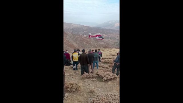 Malatya'da uçuruma yuvarlanan şahsın helikopterle sevk anları kamerada