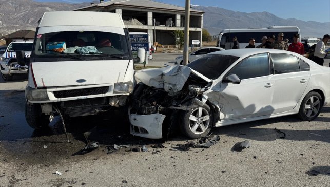 Erzincan'da 3 aracın karıştığı zincirleme trafik kazasında 2 kişi yaralandı