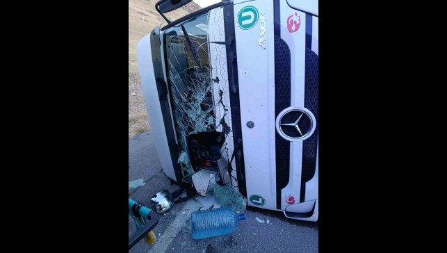 Devrilen tırın sürücüsü yaralandı