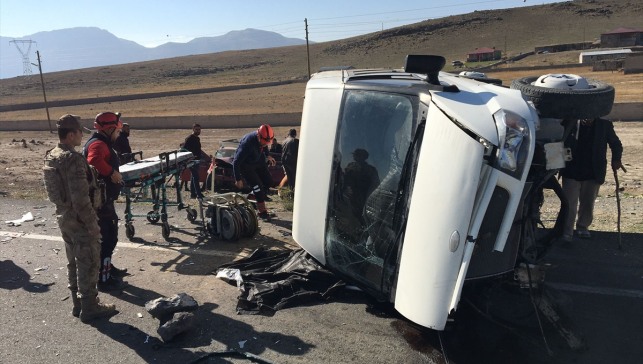 Ağrı'da otomobille çarpışan minibüsün sürücüsü öldü, 2 kişi ağır yaralandı