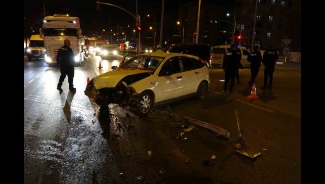 Malatya'da iki aracın çarpıştığı kazada ortalık savaş alanına döndü: 3 yaralı