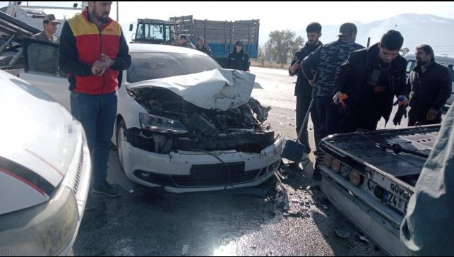 Erzincan'da askeri araç, traktör ve otomobil çarpıştı: 2 yaralı