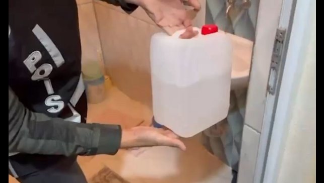 Iğdır'da sahte alkol operasyonu: 85 litre sahte alkol ve ruhsatsız silah ele geçirildi