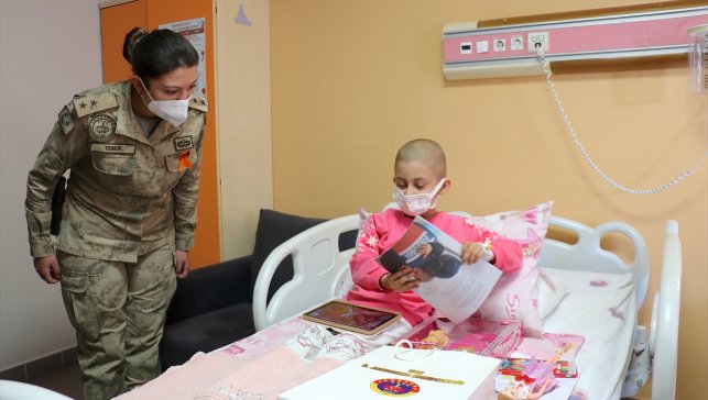 Lösemiyle savaşan çocuklara jandarmadan sevgi dolu sürpriz