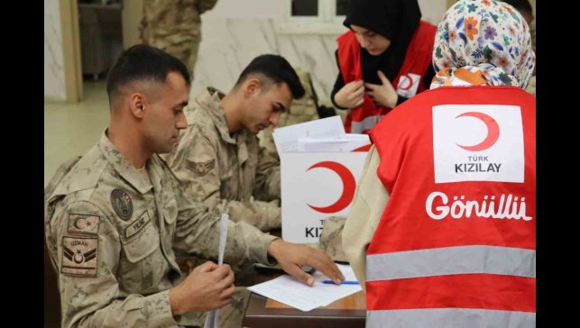Jandarma personelinden Kızılay'a kan bağışı desteği