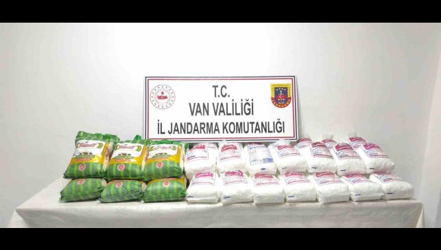 Van'da kaçak eşya ve gıda maddesi ele geçirildi